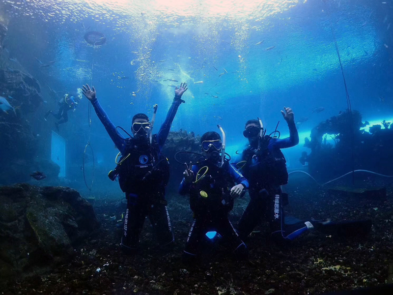 如何控制中性浮力？