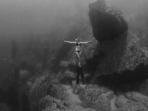 潛水拍照新姿勢(shì)，放下你的剪刀手，我們來這樣拍